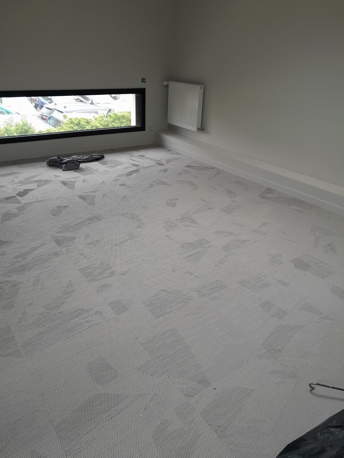 Moquette blanche à formes pendant travaux de rénovation