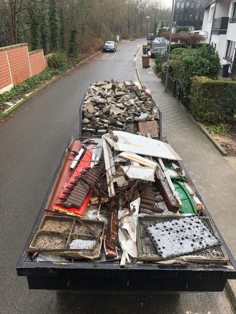 Container mit Sperrmüll