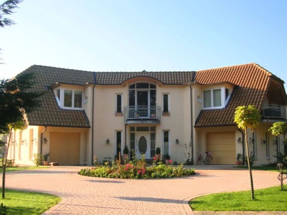 Haus mit breiter Einfahrt