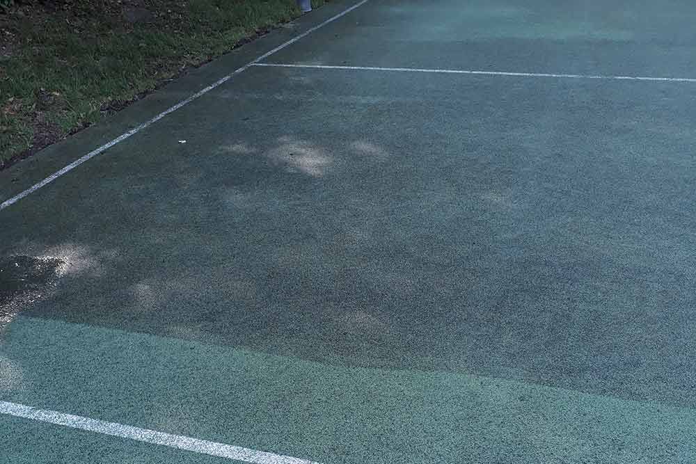 Eine Nahaufnahme eines Tennisplatzes mit einer weißen Linie darauf.