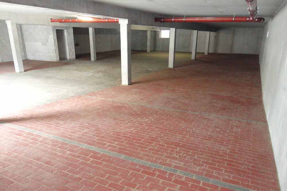 Ein leeres Parkhaus mit rotem Backsteinboden