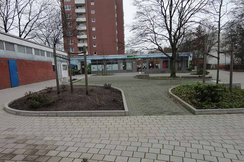 Ein Gebäude mit der Nummer 17 an der Seite