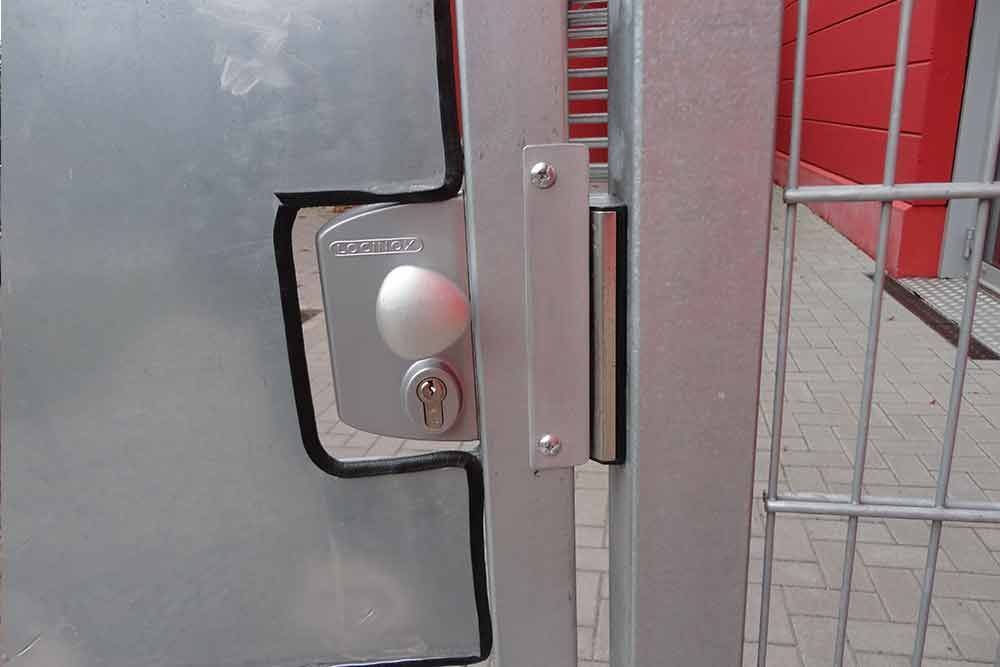 Eine Nahaufnahme eines Tors mit einem Schloss