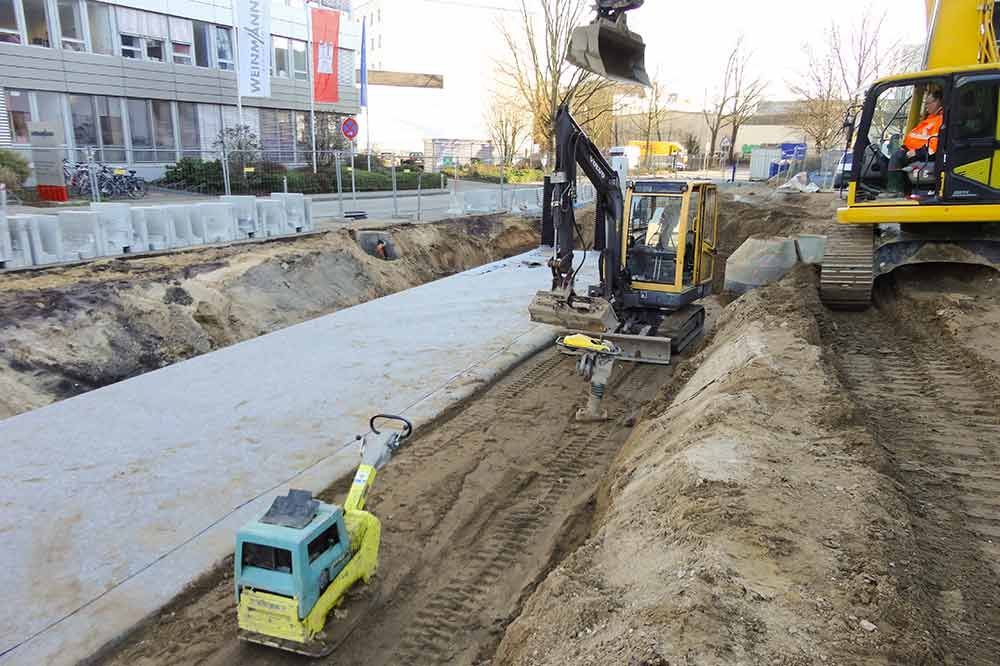 eine Baustelle mit einem Bulldozer und einem Muldenkipper.