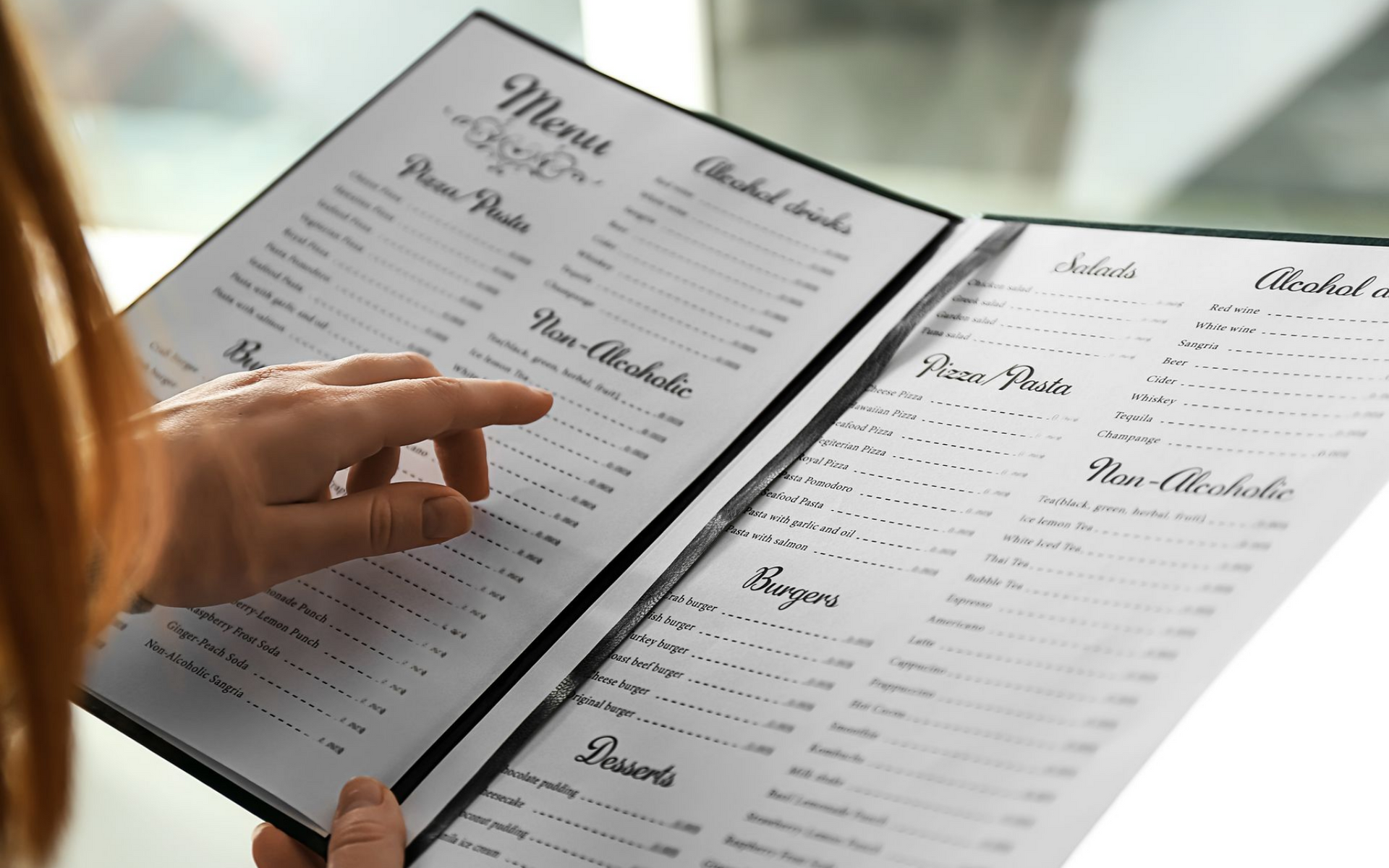 Une personne désigne du doigt le menu d'un restaurant, présentant les plats et les boissons proposés.