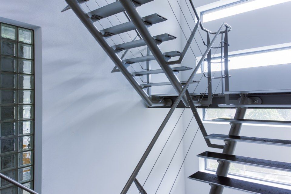 Eine Treppe in einem weißen Raum mit einem Fenster, Metallbau & Garten- & Landschaftsbau Ökmen