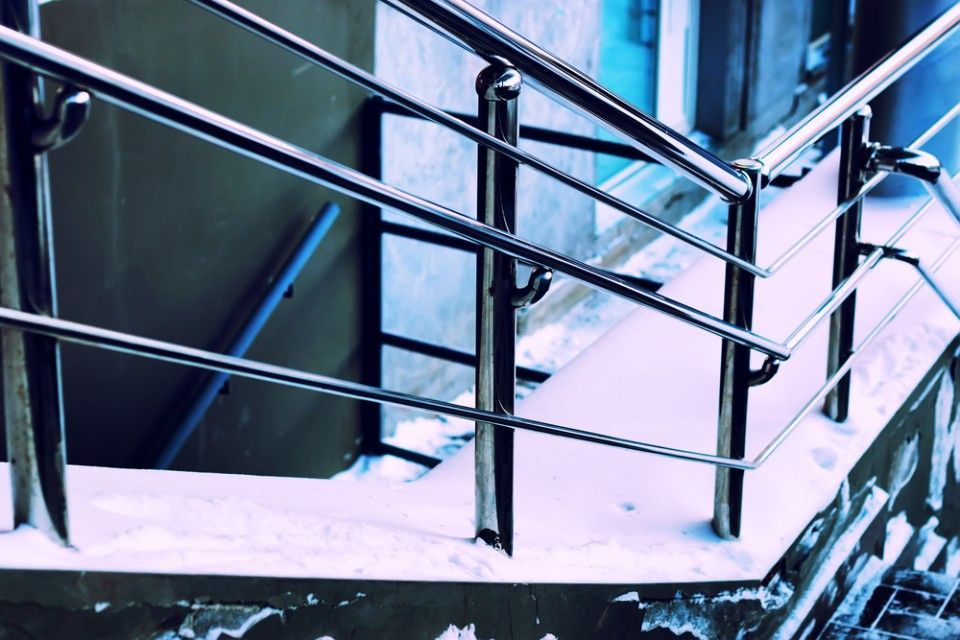 Eine Treppe mit einem Geländer aus Edelstahl ist mit Schnee bedeckt, Metallbau & Garten- & Landschaftsbau Ökmen