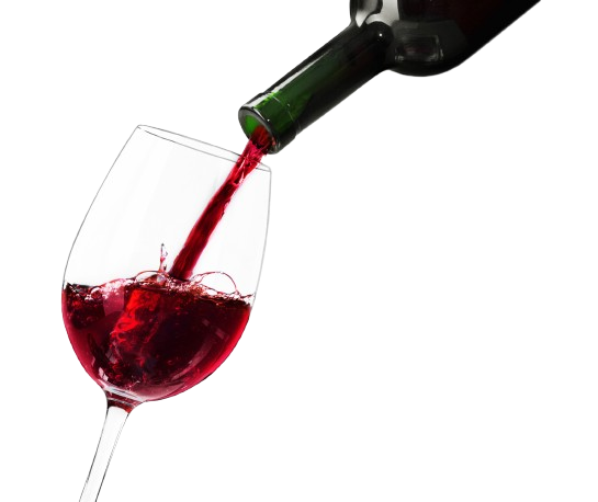 Du vin rouge versé d'une bouteille dans un verre à vin transparent sur fond blanc.