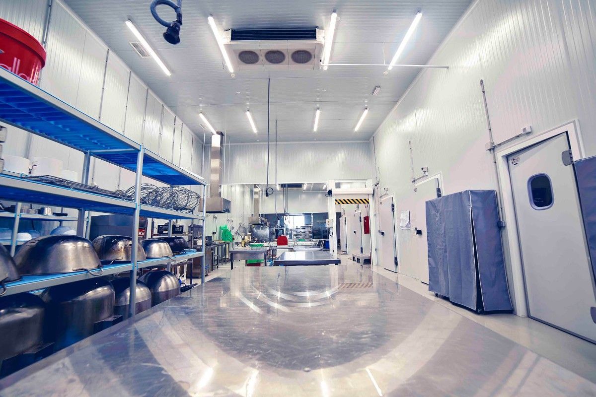 Ilustración digital de una cordillera blanca estilizada sobre un fondo amarillo suave con un sol blanco.