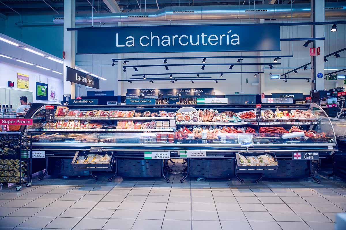 Un mostrador de charcutería de supermercado con la etiqueta 