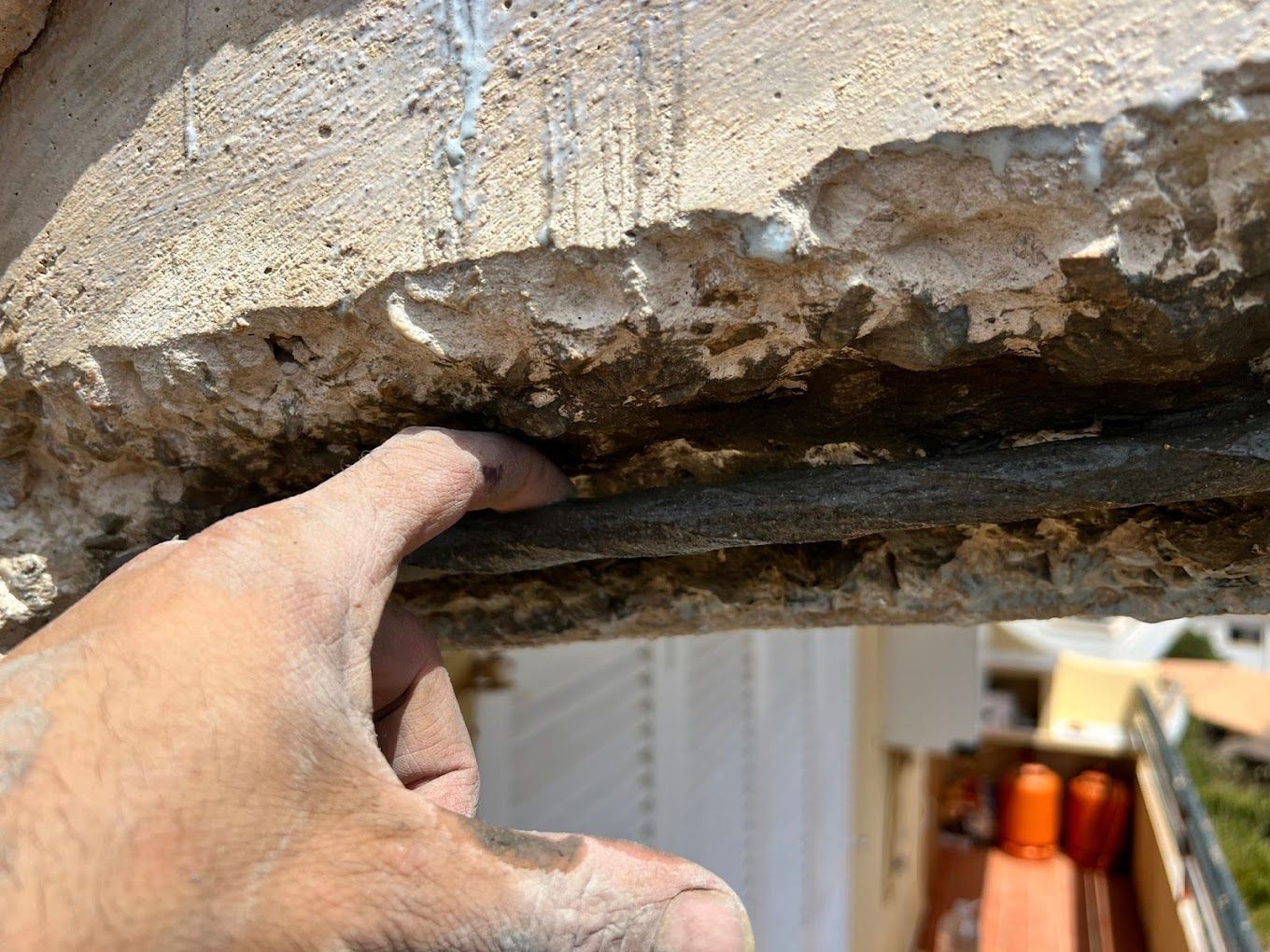 Un primer plano de la mano de una persona sosteniendo un trozo de metal.