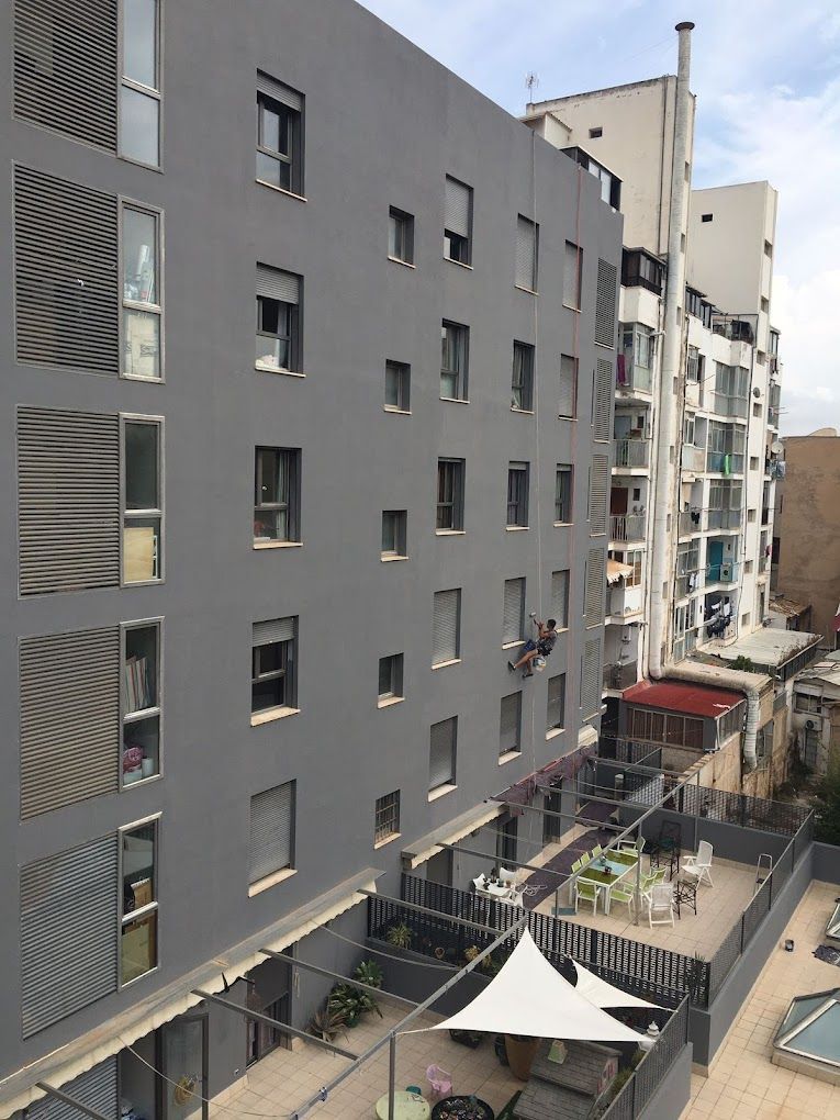 Un edificio grande con muchas ventanas y un patio.