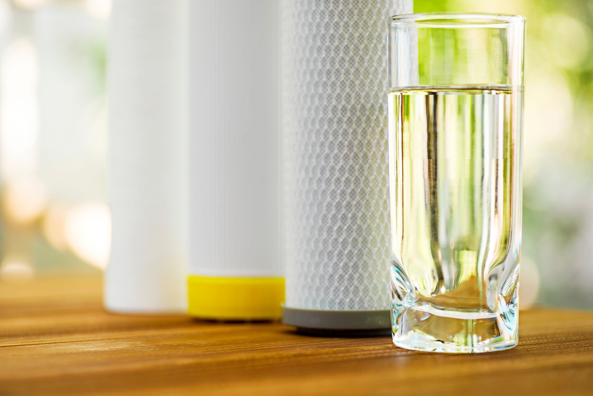 Un verre d'eau et des filtres sur une table