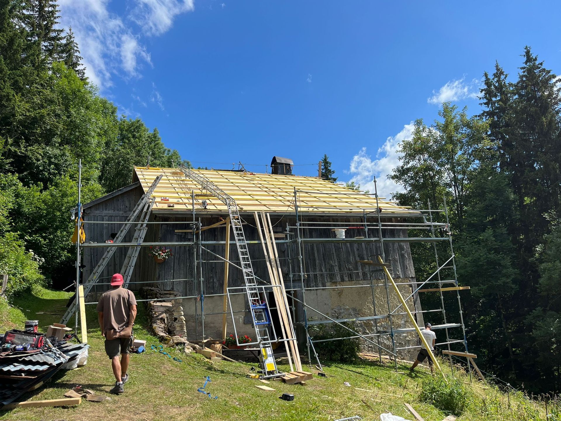 Chalet d'alpage charpente apparente avec échaffaudage et échelles