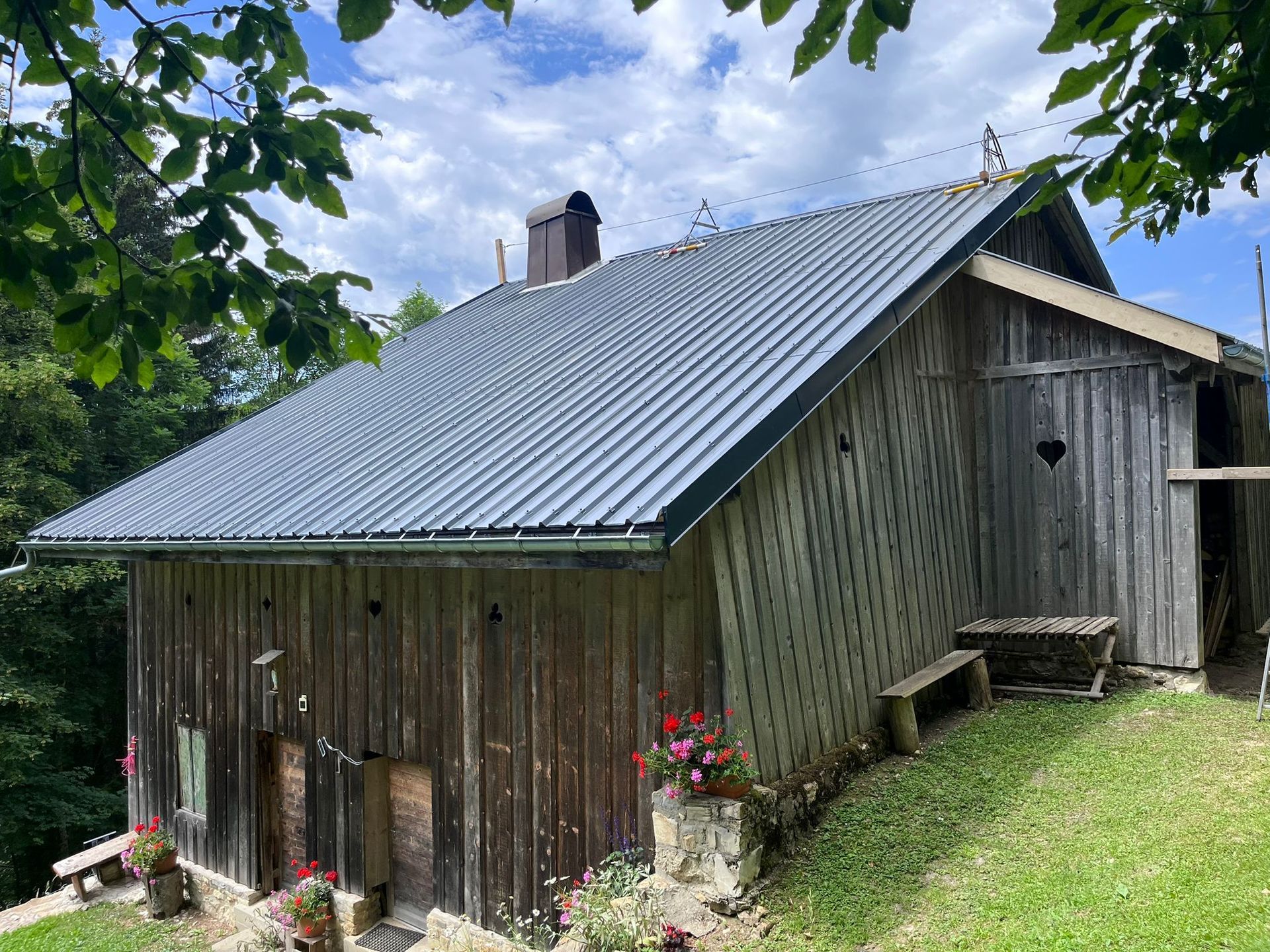 Chalet d'alpage rénové toiture bac acier