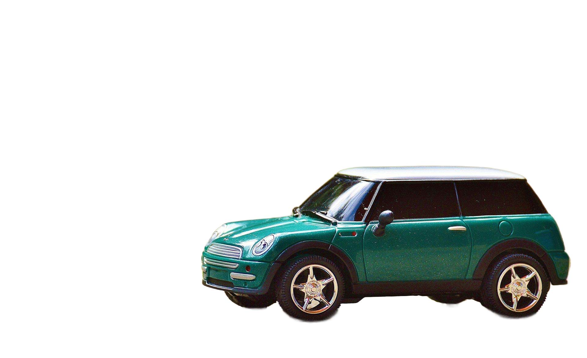 Grüner Mini Cooper mit weißem Dach, weißen Felgen und getönten Scheiben.
