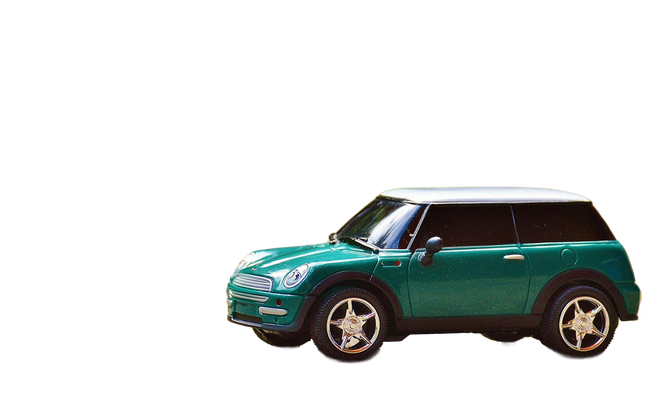 Grüner Mini Cooper mit weißem Dach, weißen Felgen und getönten Scheiben.