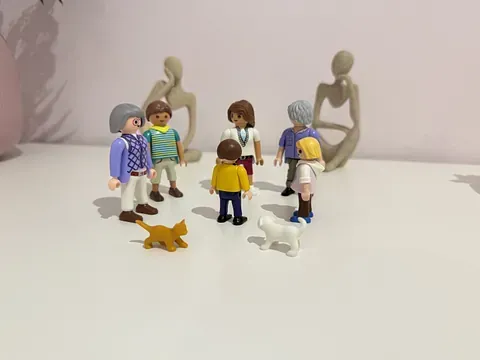 Un grupo de figuras de Playmobil están de pie sobre una mesa.