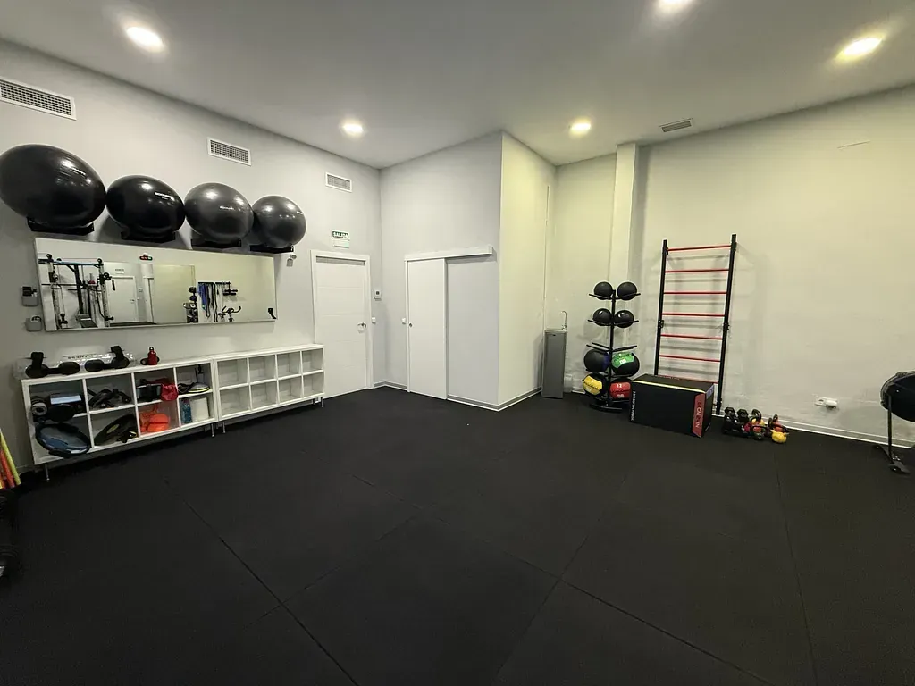 Una habitación grande con mucho equipo de ejercicio.