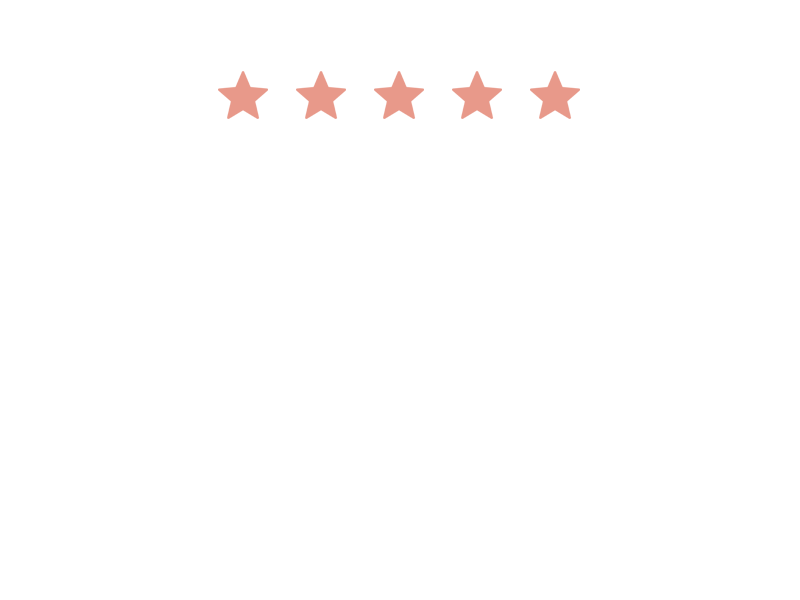Una fila de cinco estrellas rojas sobre un fondo rosa.