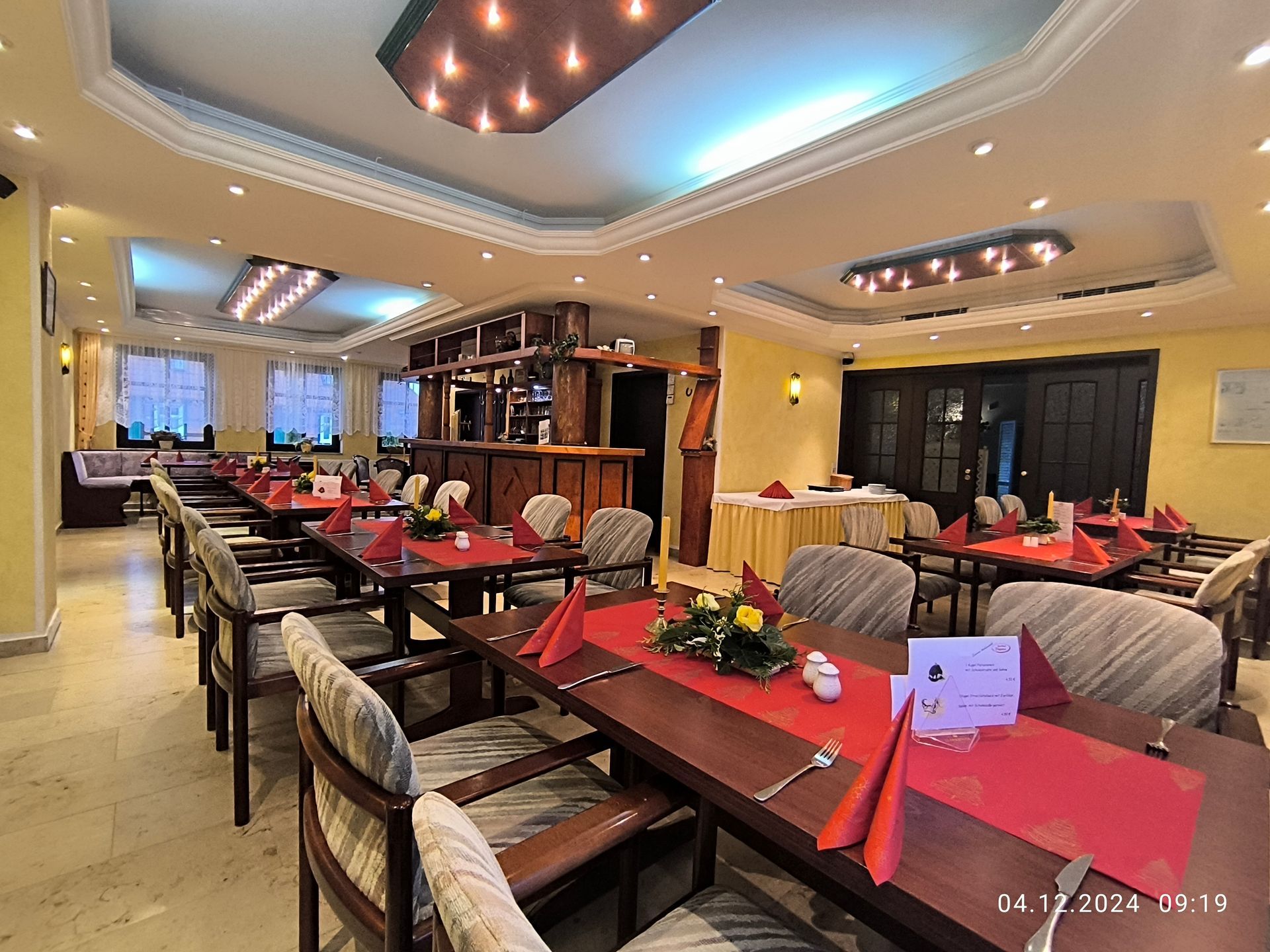 Tische neben der Bar im Gasthof Düpow