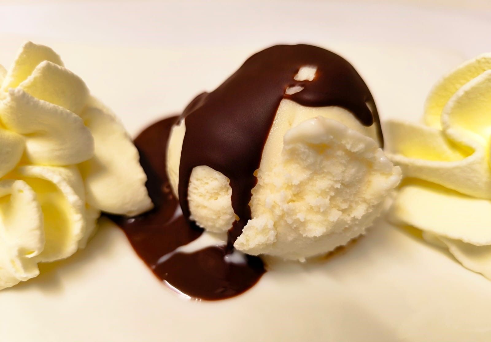 Vanilleeis mit Sahne und Schokoladensauce