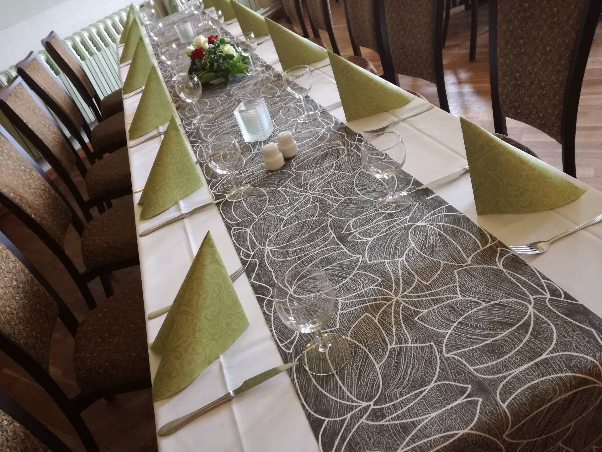 Lange eingedeckte Tafel in dem Gasthof Düpow.