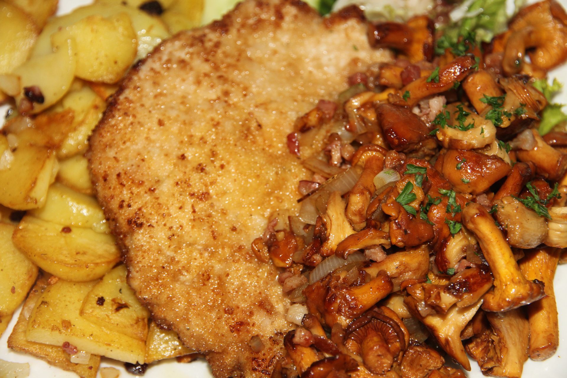 Bratkartoffeln, Schnitzel und Champignons