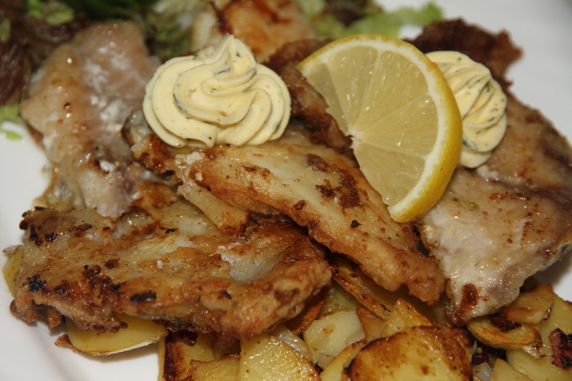 Bratkartoffeln mit Fleisch, Kräuterbutter und Zitrone obendrauf