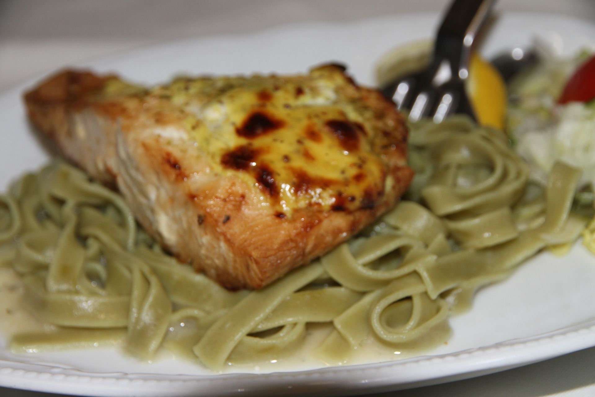 Grüne Bandnudeln mit Fisch