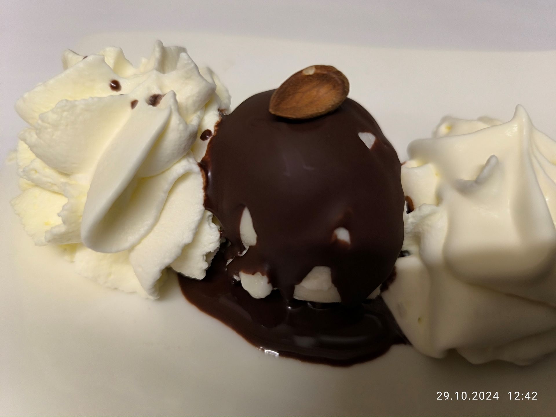 Ein weißer Teller mit Schokolade und Schlagsahne