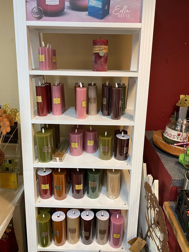 Ein Tisch mit vielen Blumen und Vasen in einem Raum.