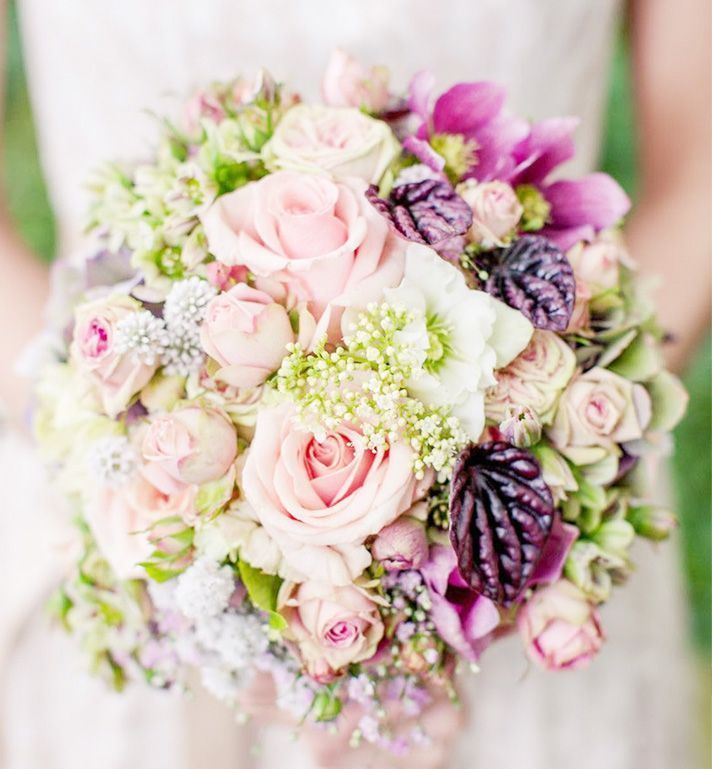 Blumen Liebe Woldegk - Brautstrauß mit pinken Rosen und weiteren Blumen im Fokus