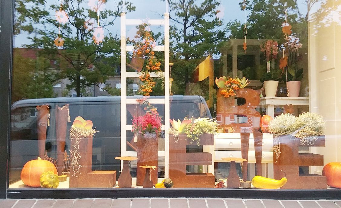 Blumen Liebe Woldegk - Halloweendekoration im Schaufenster des Geschäfts