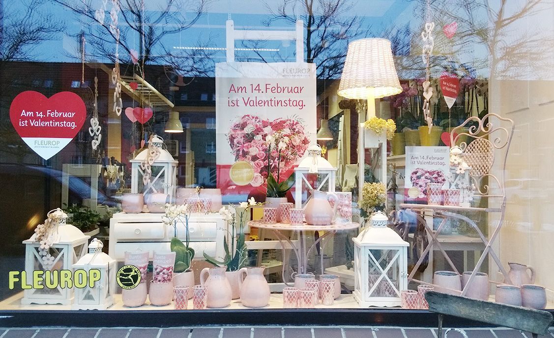 Blumen Liebe Woldegk - Valentinsdekoration im Schaufenster des Geschäfts