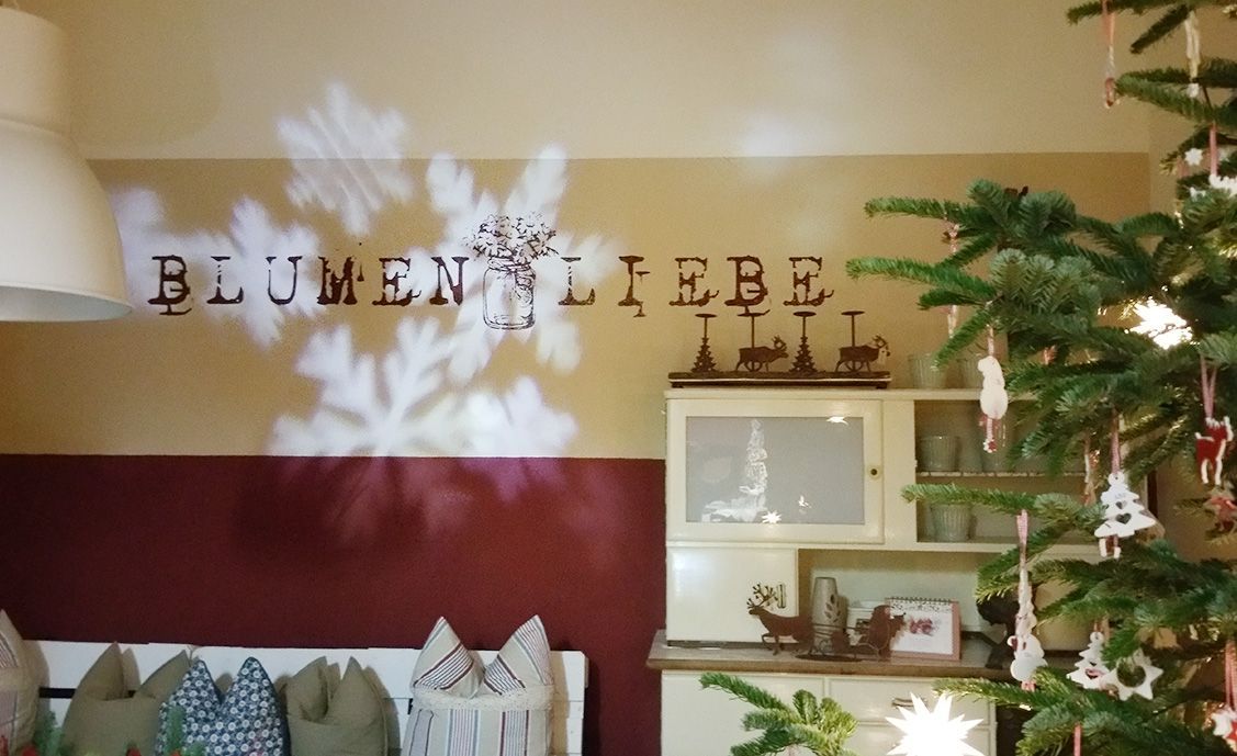 Blumen Liebe Woldegk - Verkaufsraum mit Schriftzug „Blumen Liebe“ an der Wand