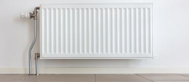 Moderne Standheizung in Silber im Wohnzimmer