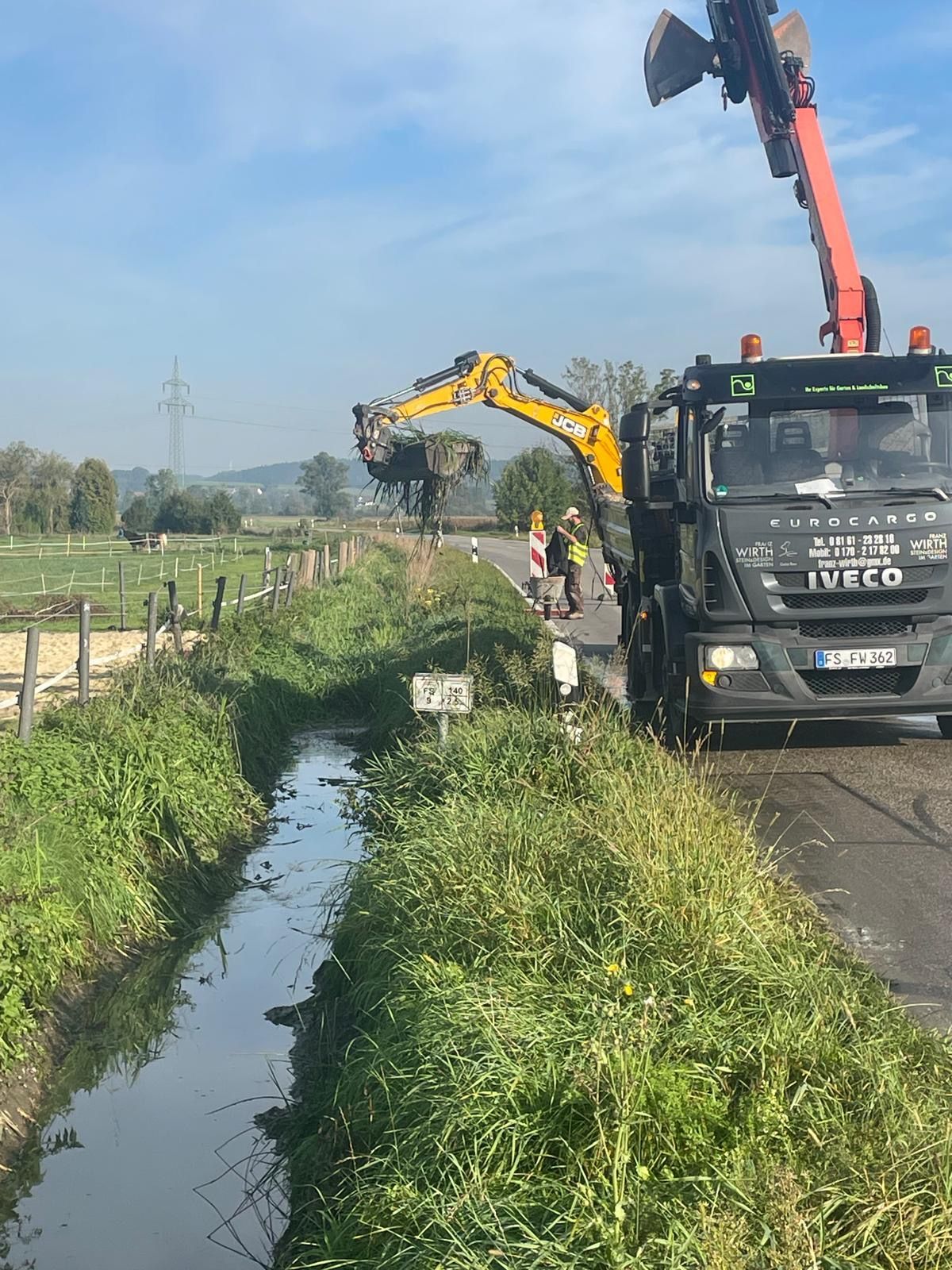Bagger gräbt kleinen Bach um, Franz Wirth & Sohn GbR