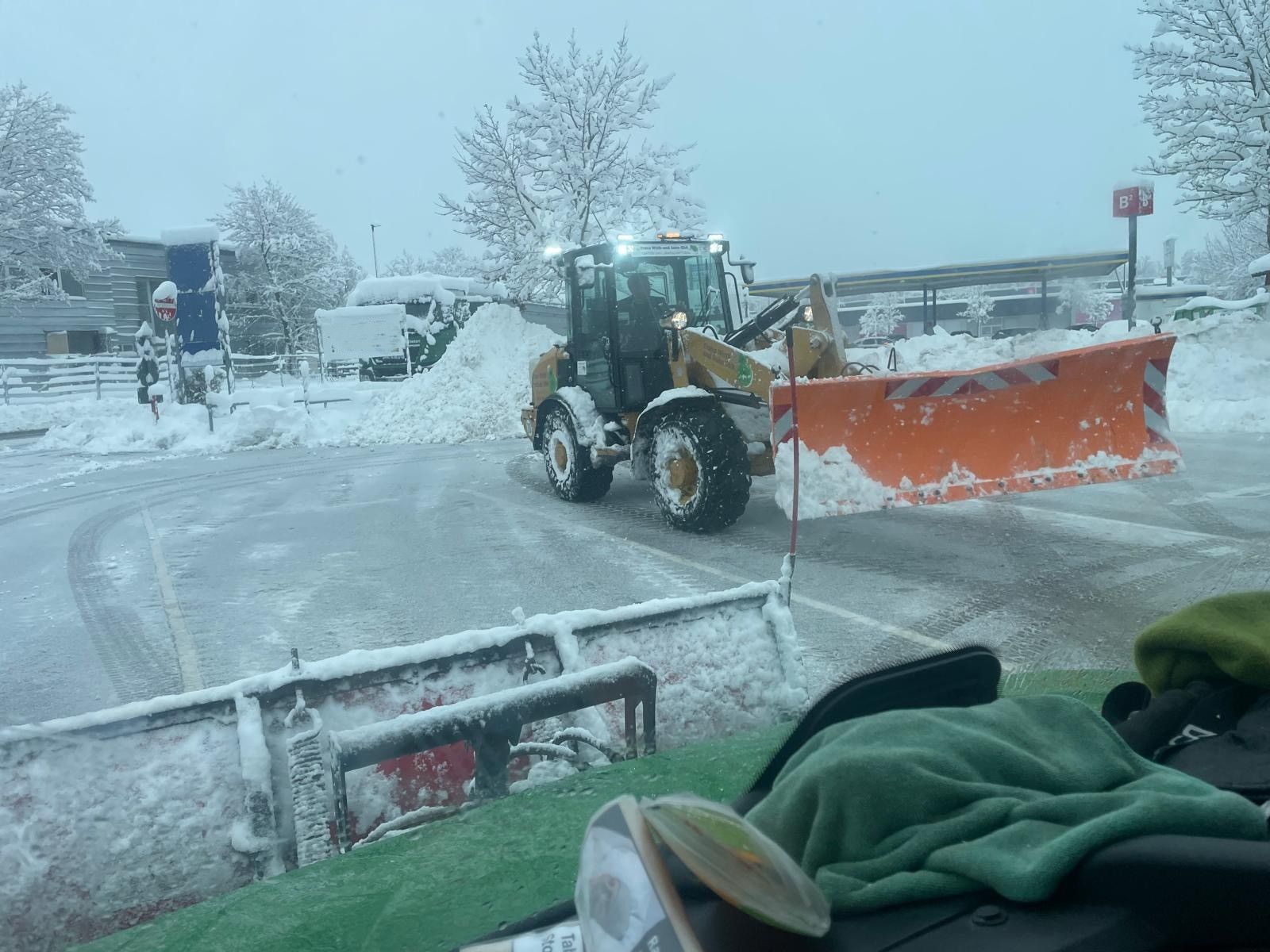 Zwei Traktoren räumen Schnee, Franz Wirth & Sohn GbR