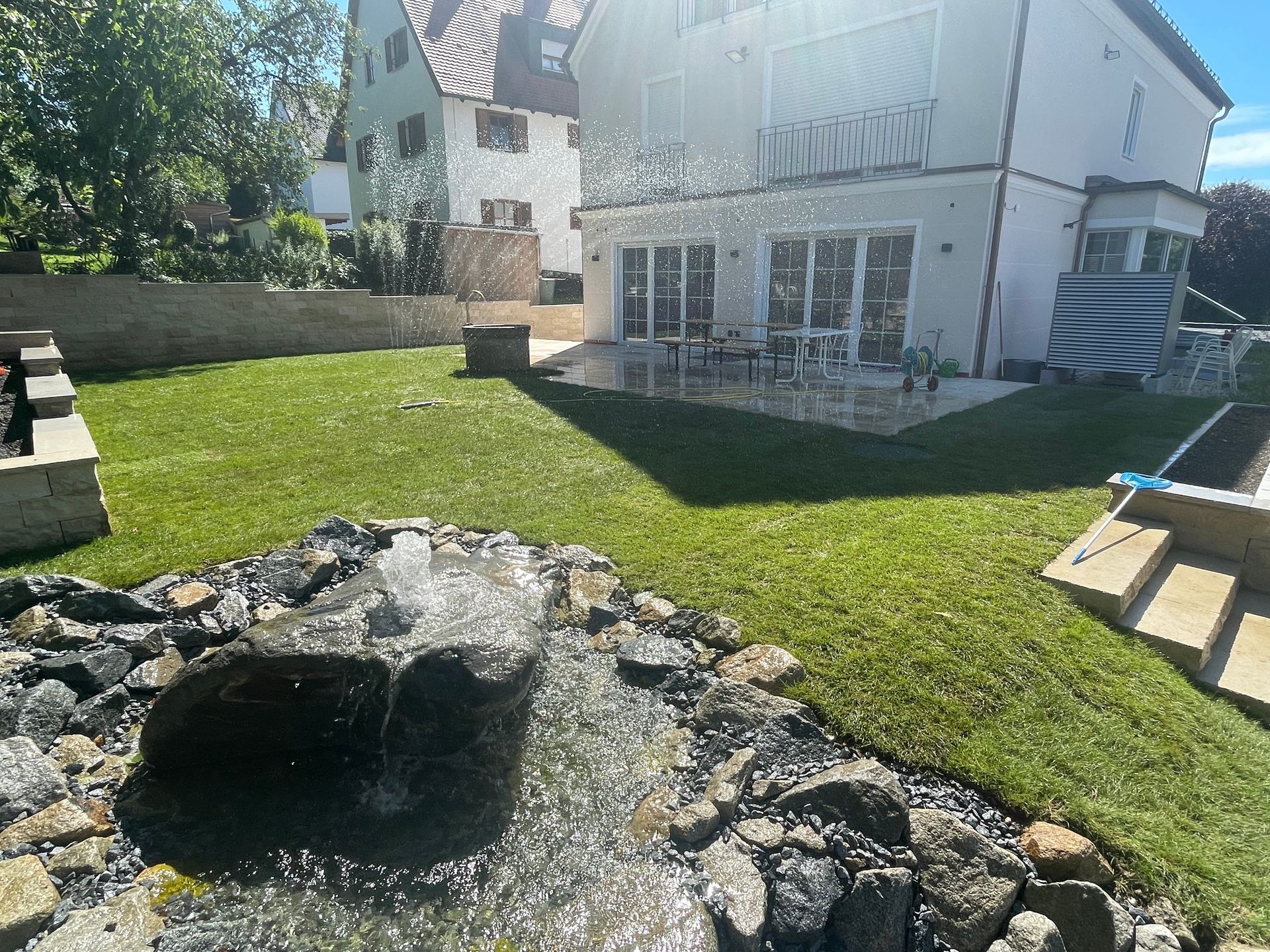 Wiese wird mit kleinem Bagger umgegraben, Franz Wirth & Sohn GbR