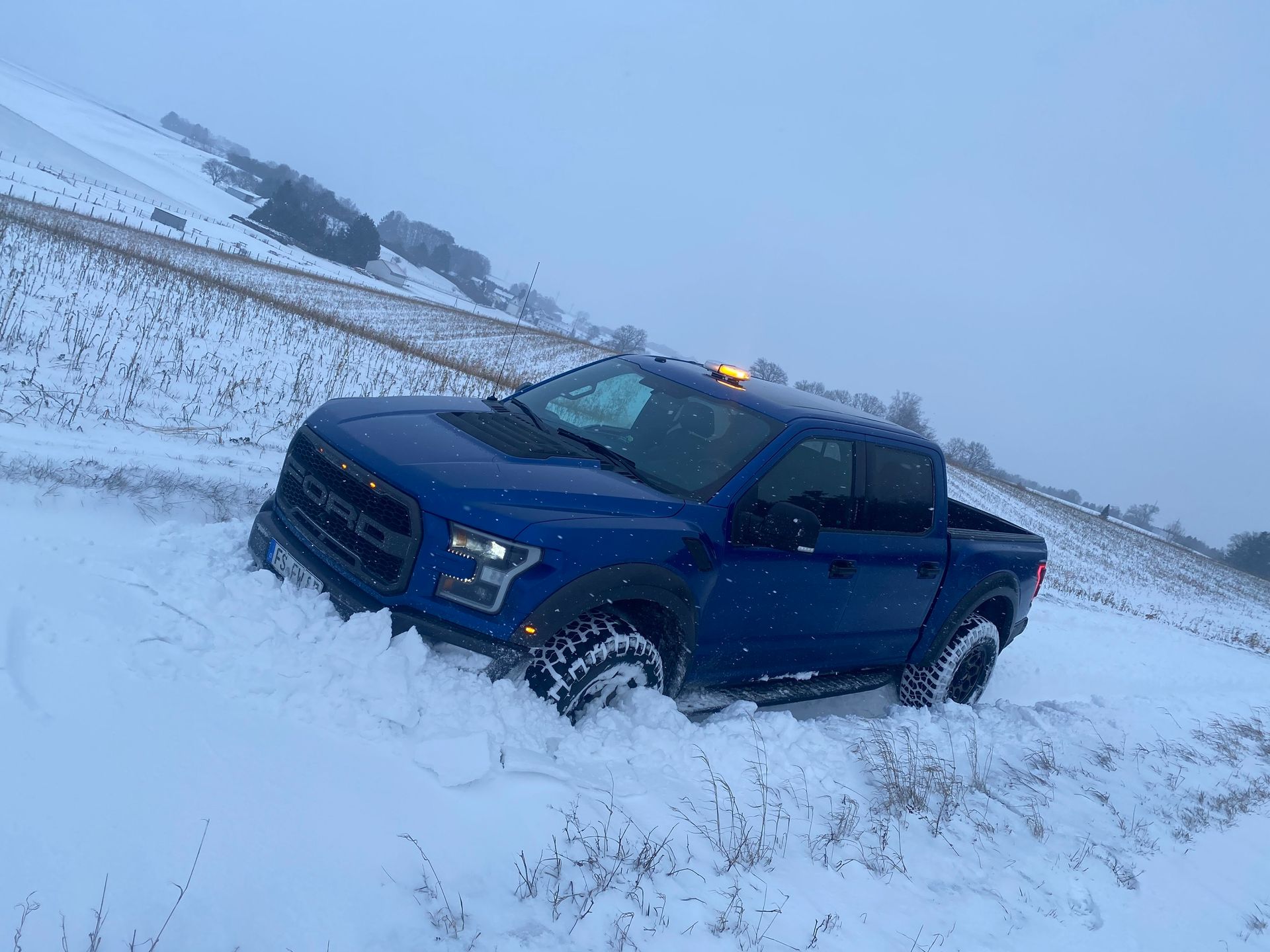 Blaues Kfz im Schnee, Franz Wirth & Sohn GbR