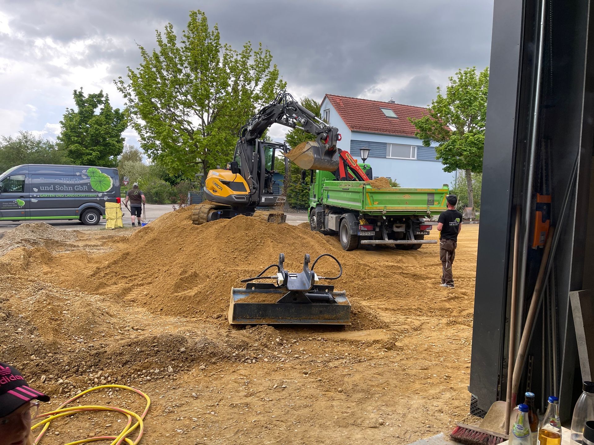 Sand wird mit Bagger bearbeitet, Franz Wirth & Sohn GbR