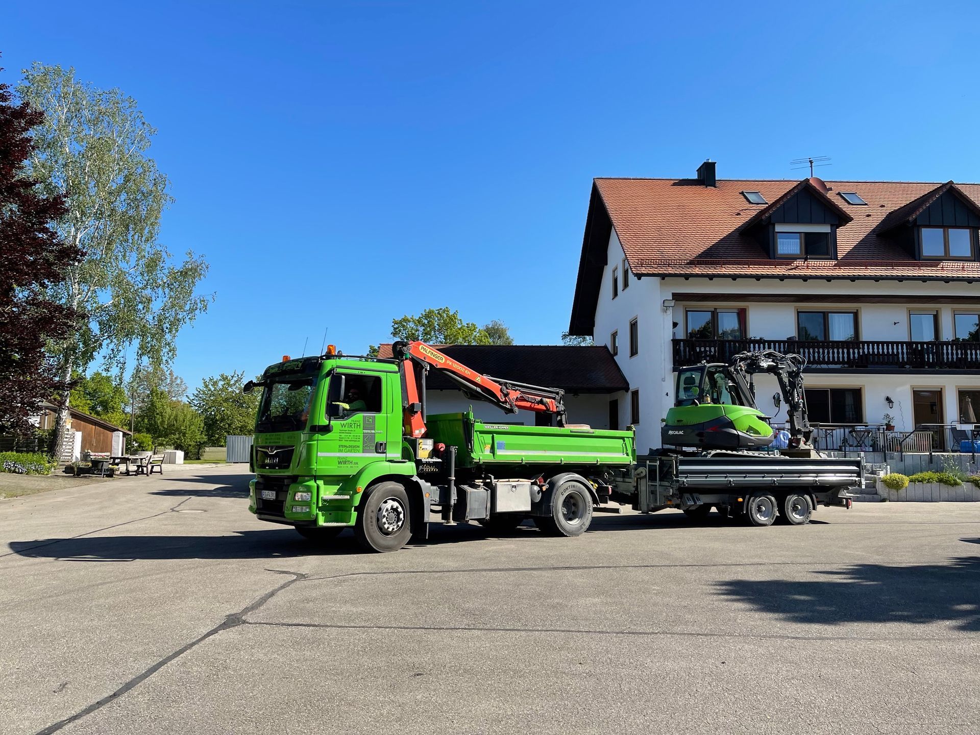 Kfz mit Anhänger, auf dem kleiner Bagger steht, Franz Wirth & Sohn GbR