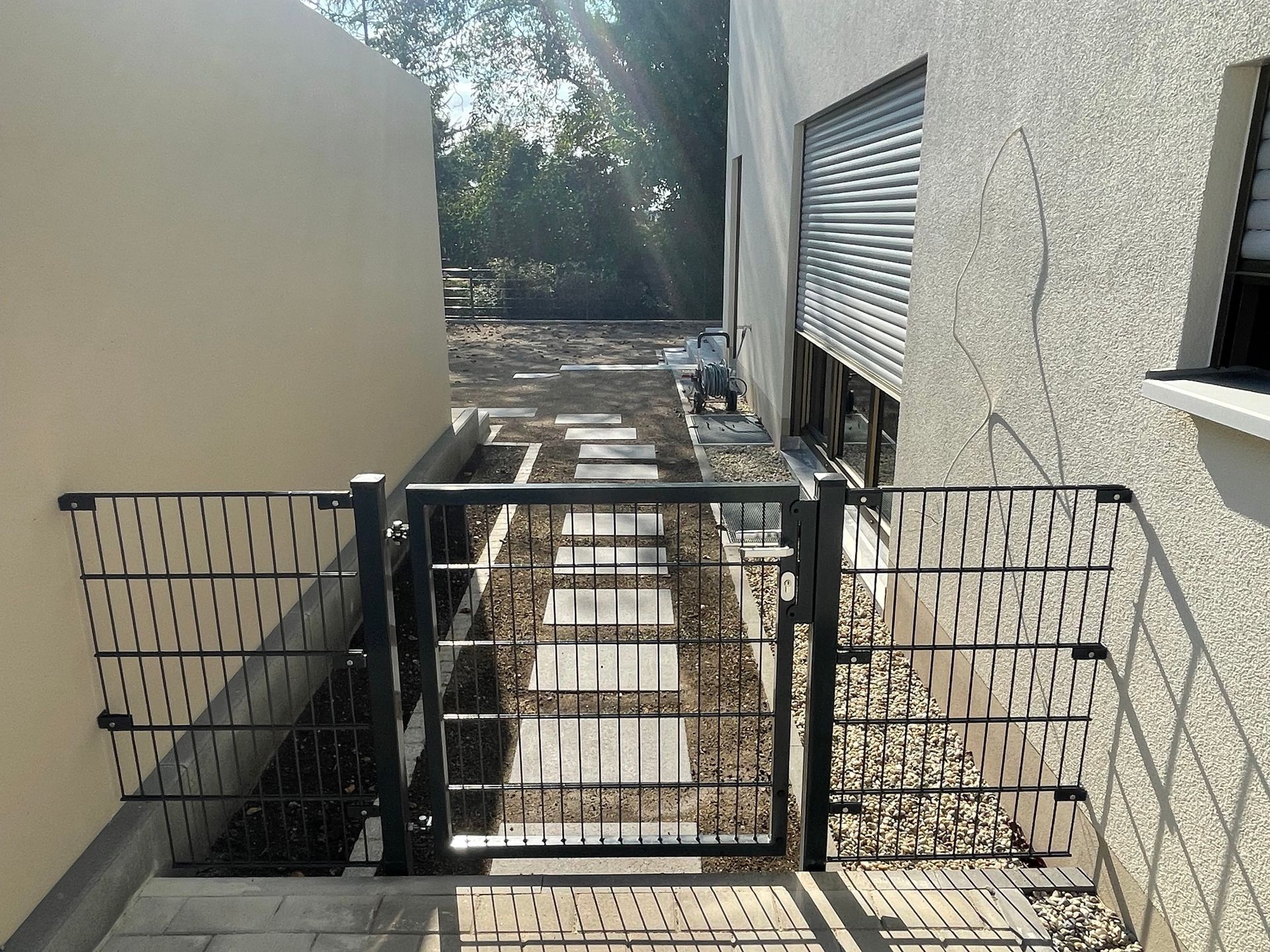 Gepflasterter Weg zwischen zwei Gebäuden entsteht, Franz Wirth & Sohn GbR