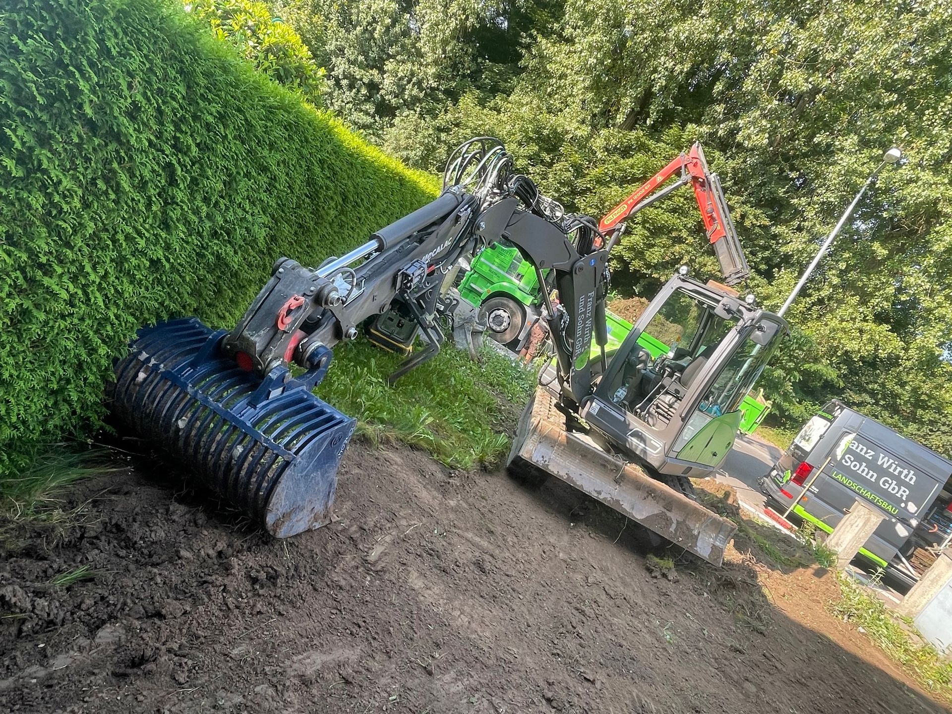 Bagger gräbt Boden um, Franz Wirth & Sohn GbR