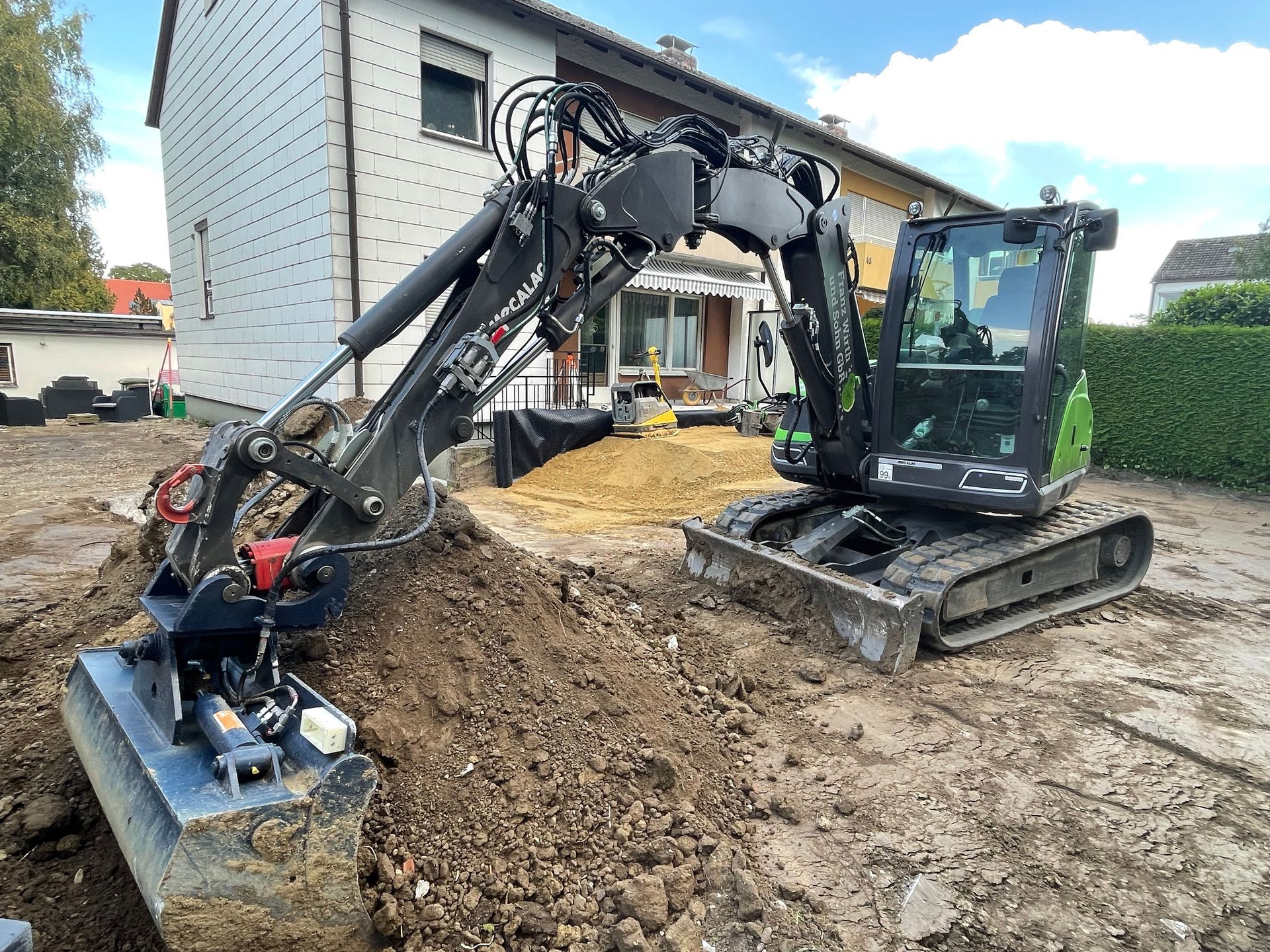 Bagger gräbt Boden um, Franz Wirth & Sohn GbR