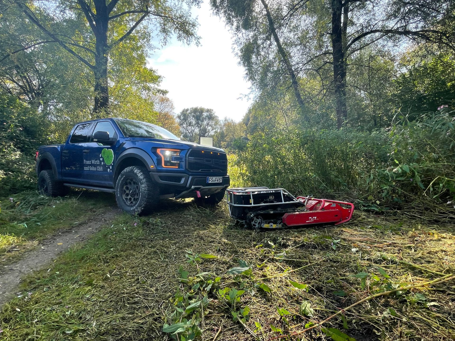 Firmen-Kfz auf einer Wiese, Franz Wirth & Sohn GbR
