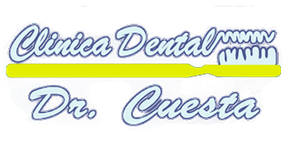 Logotipo de Clínica Dental Dr. Cuesta con letras cursivas azules, un subrayado amarillo y un icono de un diente