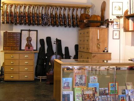 Ein Geschäft mit einer Vitrine voller Bücher und Instrumente