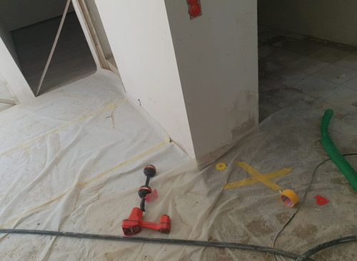 Un coupe-tube est posé sur le sol dans une pièce.